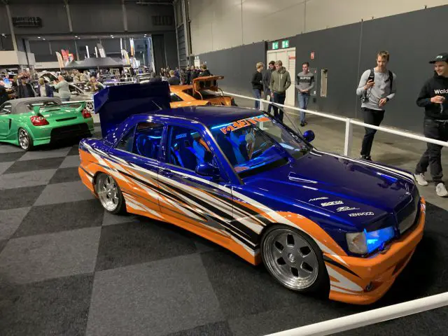 Een blauw-oranje auto is te zien op de 100% Auto Live 2019-show.