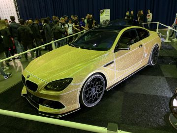 Een gouden BMW M6 is te zien op de 100% Auto Live 2019-show.