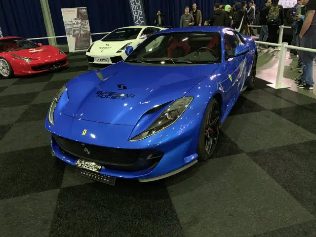 Een blauwe Ferrari-sportwagen is te zien op de Auto Live 2019-show.