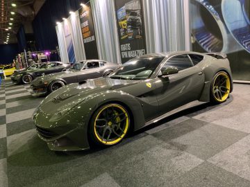Een Ferrari-sportwagen is te zien op de Auto Live 2019-show.