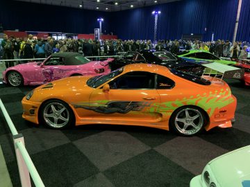 Een groep oranje sportwagens te zien op de 100% Auto Live 2019-conventie.