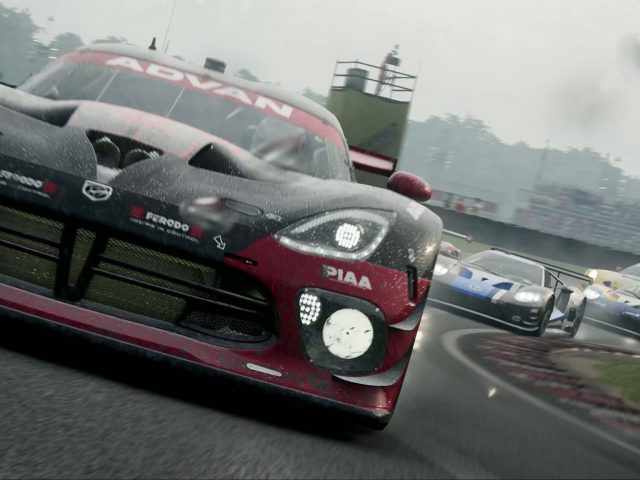 Een raceauto rijdt over de baan in de GRID-videogame.