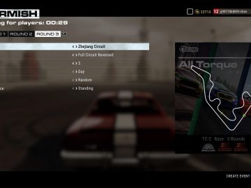 Een screenshot van GRID, een racespel met een auto op de achtergrond.