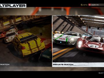 Een screenshot van het GRID-racespel met twee auto's op het scherm.