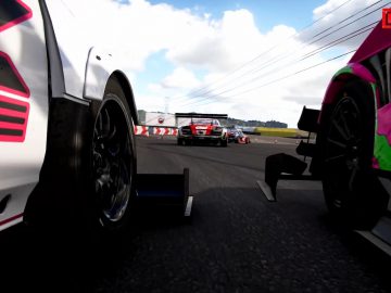 Een raceauto die over een GRID-circuit rijdt in een videogame.
