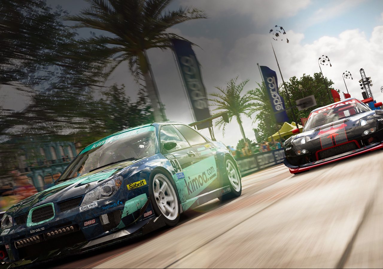 Een screenshot van twee raceauto's op een GRID-weg.