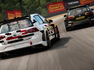Twee auto's racen op een GRID-circuit in een videogame.