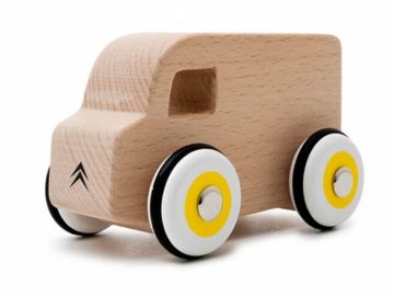 Een op Citroën geïnspireerde houten speelgoedtruck met gele wielen op een witte achtergrond.