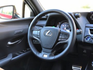 Het dashboard en het stuur van een Lexus UX.