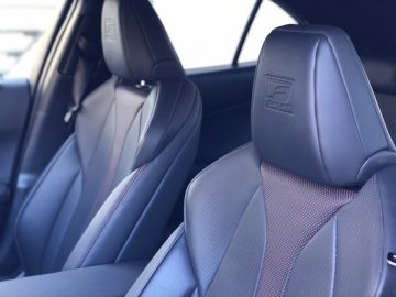 Het interieur van een Lexus UX met lederen stoelen.