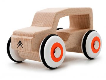 Een houten speelgoedtruck van Citroën met oranje wielen op een witte achtergrond.