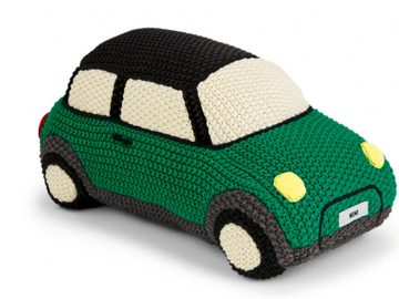 Een mini groene gebreide speelgoedauto op een witte achtergrond.