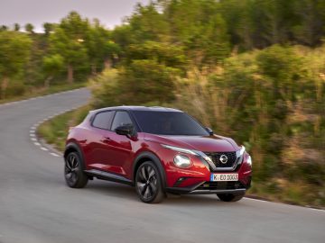 De Nissan Juke rijdt over een bochtige weg.