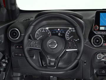 Het dashboard en het stuur van een nieuwe Nissan Juke.