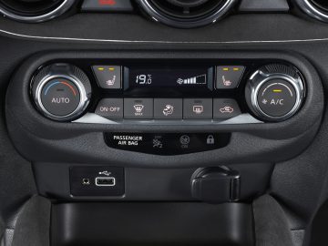 Het dashboard van een Nissan Juke met een touchscreen display.