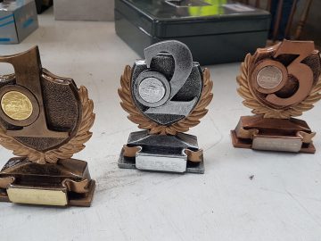 Drie trofeeën van het Opel 400 Treffen 2019 op een tafel naast elkaar.