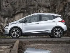 De Opel Ampera-e uit 2019 staat voor een rots geparkeerd.