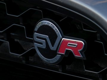 Een close-up van een Jaguar-badge op een auto.