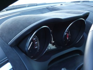 Het dashboard van een Jaguar-sportwagen met twee meters.