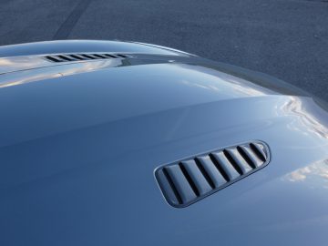 Een close-up van de motorkap van een Jaguar-auto.