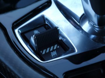 Een close-up van een versnellingspook op een Jaguar-auto.