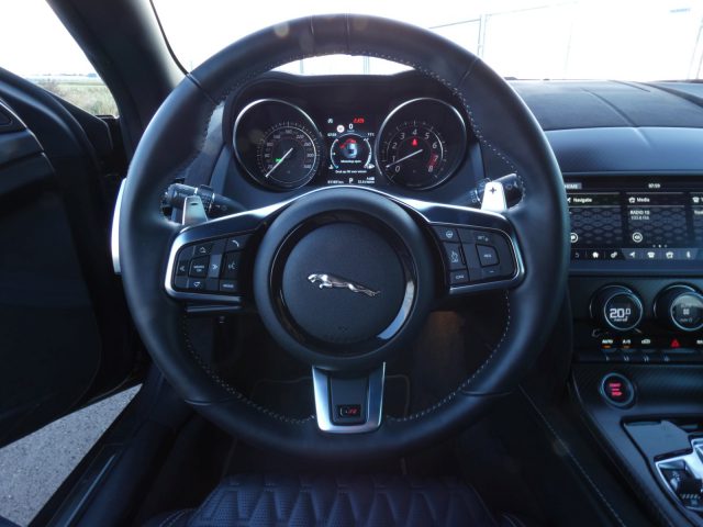 Het stuur en het dashboard van een Jaguar-sportwagen.