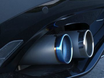 Een close-up van twee uitlaatpijpen van een Jaguar-auto.