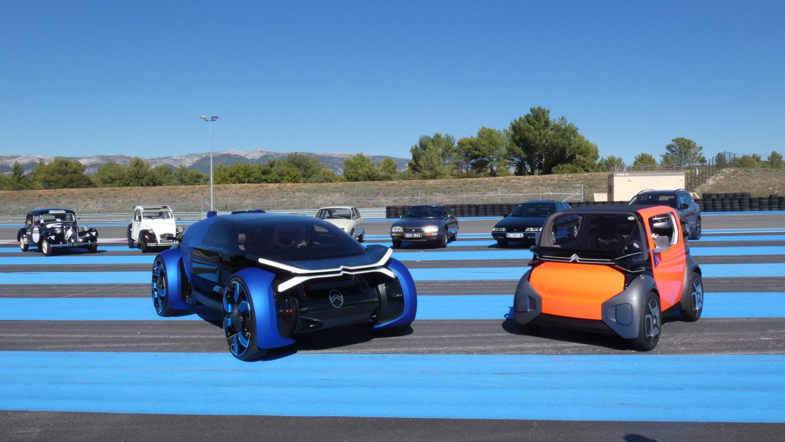 Twee elektrische auto's van Citroën geparkeerd op een blauwe baan.