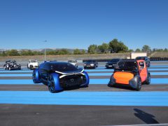 Twee elektrische auto's van Citroën geparkeerd op een blauwe baan.