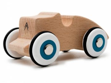 Een door Citroën geïnspireerde houten speelgoedauto met blauwe wielen op een witte achtergrond.