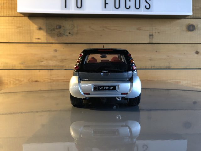 Een Smart Forfour-speelgoedauto met een bordje waarop staat dat je moet focussen.