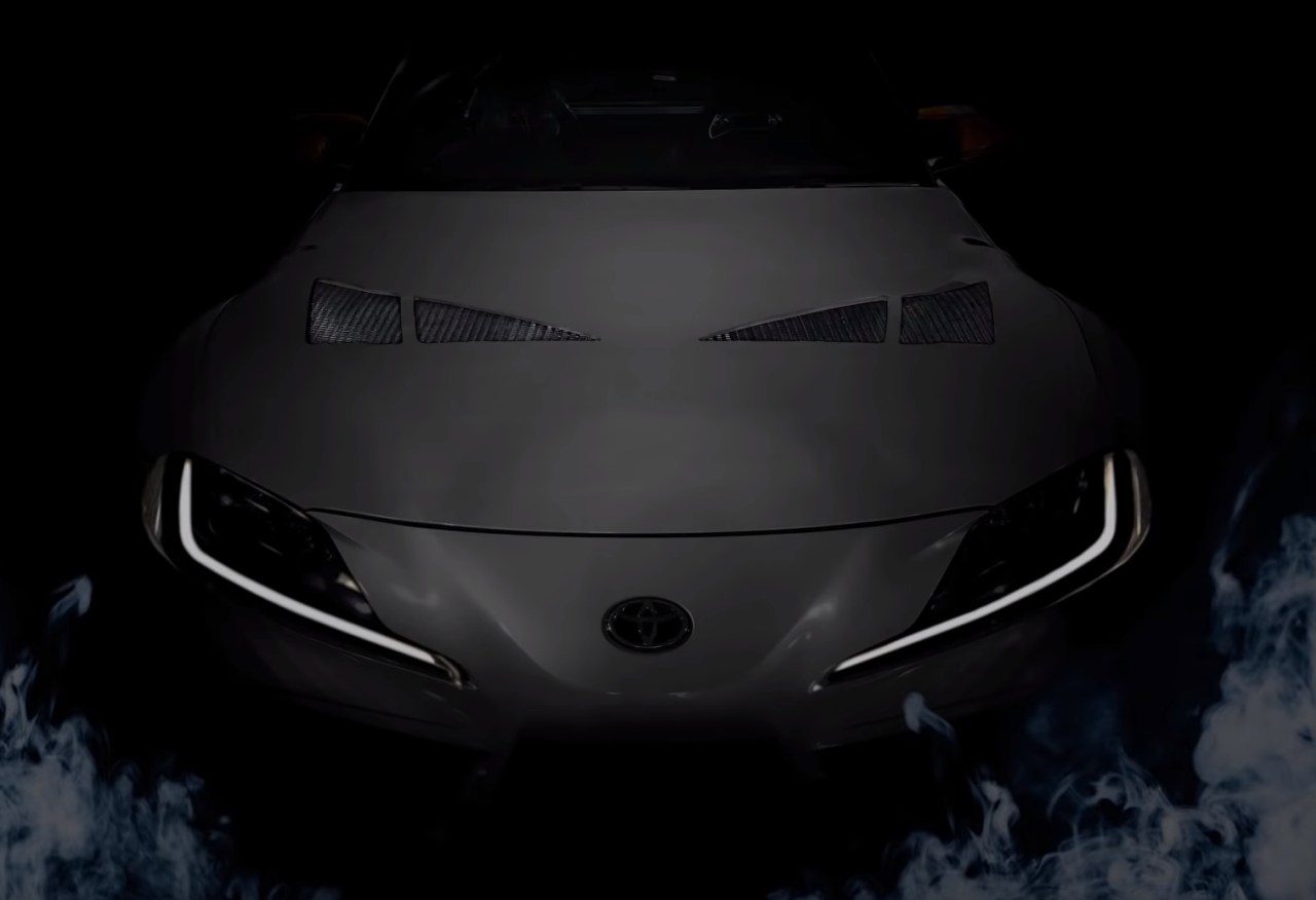 Een zwarte Toyota-sportwagen waar rook uit komt.