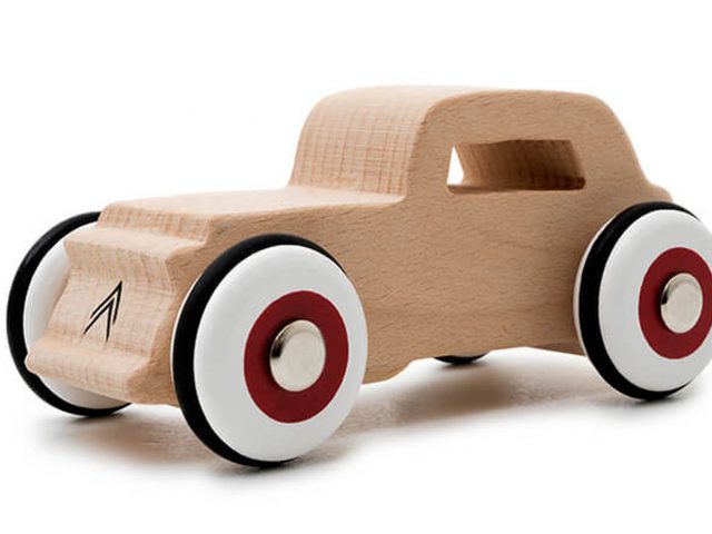 Een houten speelgoedauto van Citroën op een witte achtergrond.