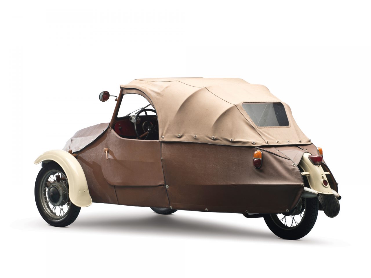 Een bruine Velorex-auto met een motorkap erop.