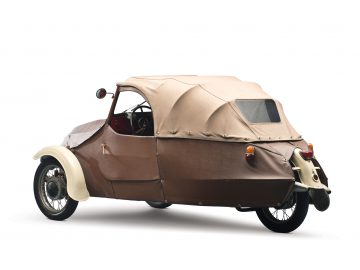 Een bruine Velorex-auto met een motorkap erop.