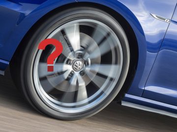 Een blauwe Volkswagen Golf R met een vraagteken op het stuur.