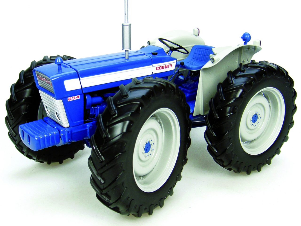 Een blauw-witte County 654 speelgoedtractor op een witte achtergrond.