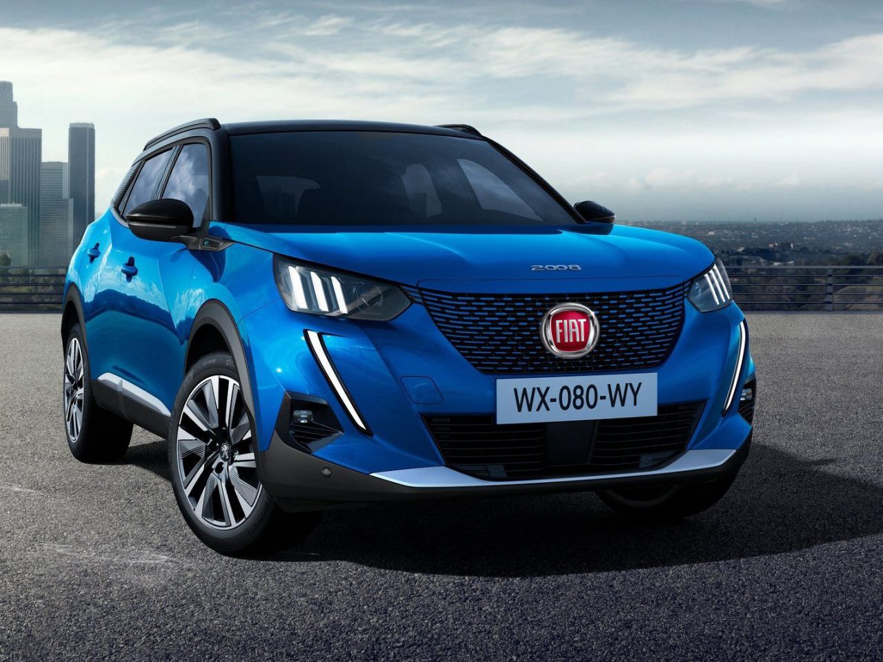 De Fiat c-cross SUV uit 2020 staat geparkeerd voor een stad.