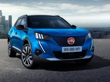 De Fiat c-cross SUV uit 2020 staat geparkeerd voor een stad.