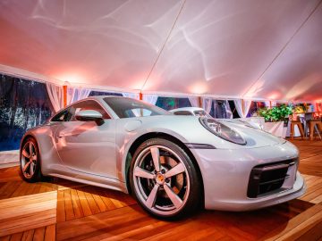 Een Porsche 911 GTS geparkeerd in een tent.