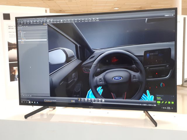 Een tv met een afbeelding van een Ford-designstuur erop.