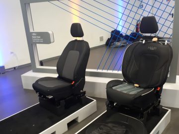 Twee Ford design autostoelen tentoongesteld in een kamer.