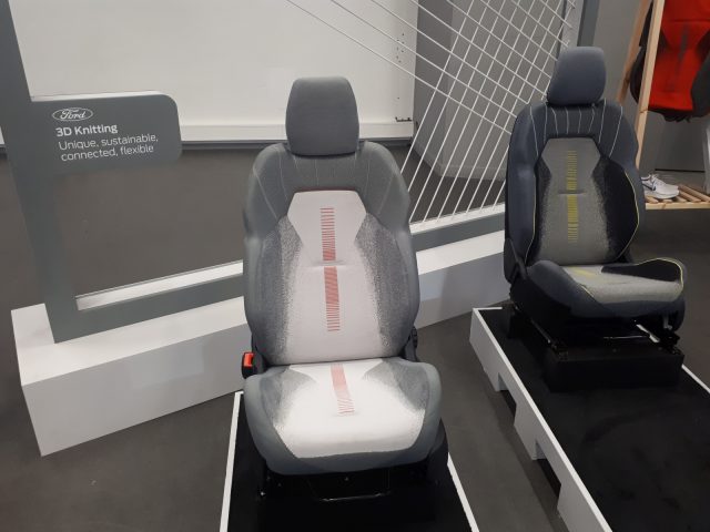 Een paar door Ford ontworpen autostoelen tentoongesteld in een showroom.