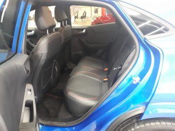 De achterbank van een blauwe Ford-auto.