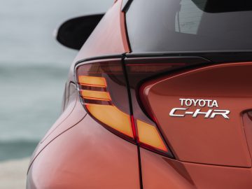 De achterkant van een Toyota C-HR.