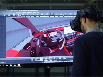 Een man met een virtual reality-headset kijkt naar het ontwerp van een Ford-auto.