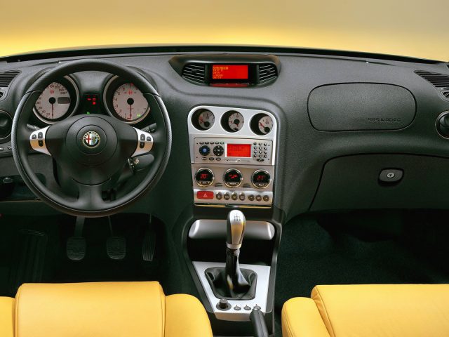 Het interieur van een Alfa Romeo 156 sportwagen.