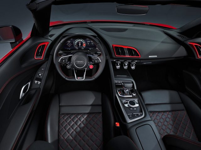 Het interieur van de Audi R8 V10 RWD-sportwagen.