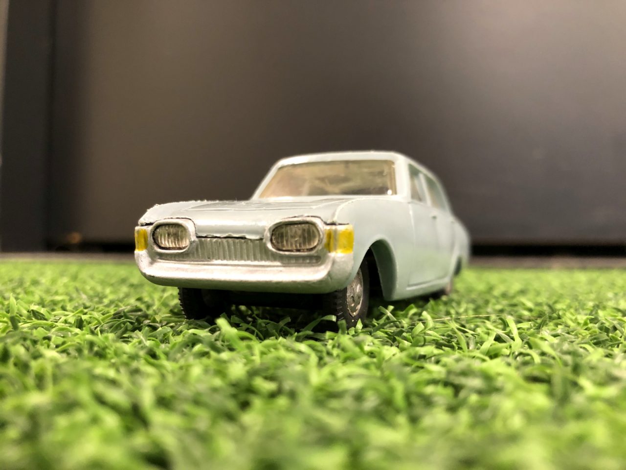 Een Morris J Van-speelgoed staat geparkeerd op het gras.