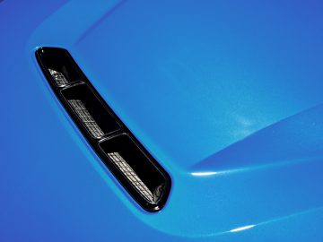 De motorkap van een blauwe BMW M2 CS-sportwagen.